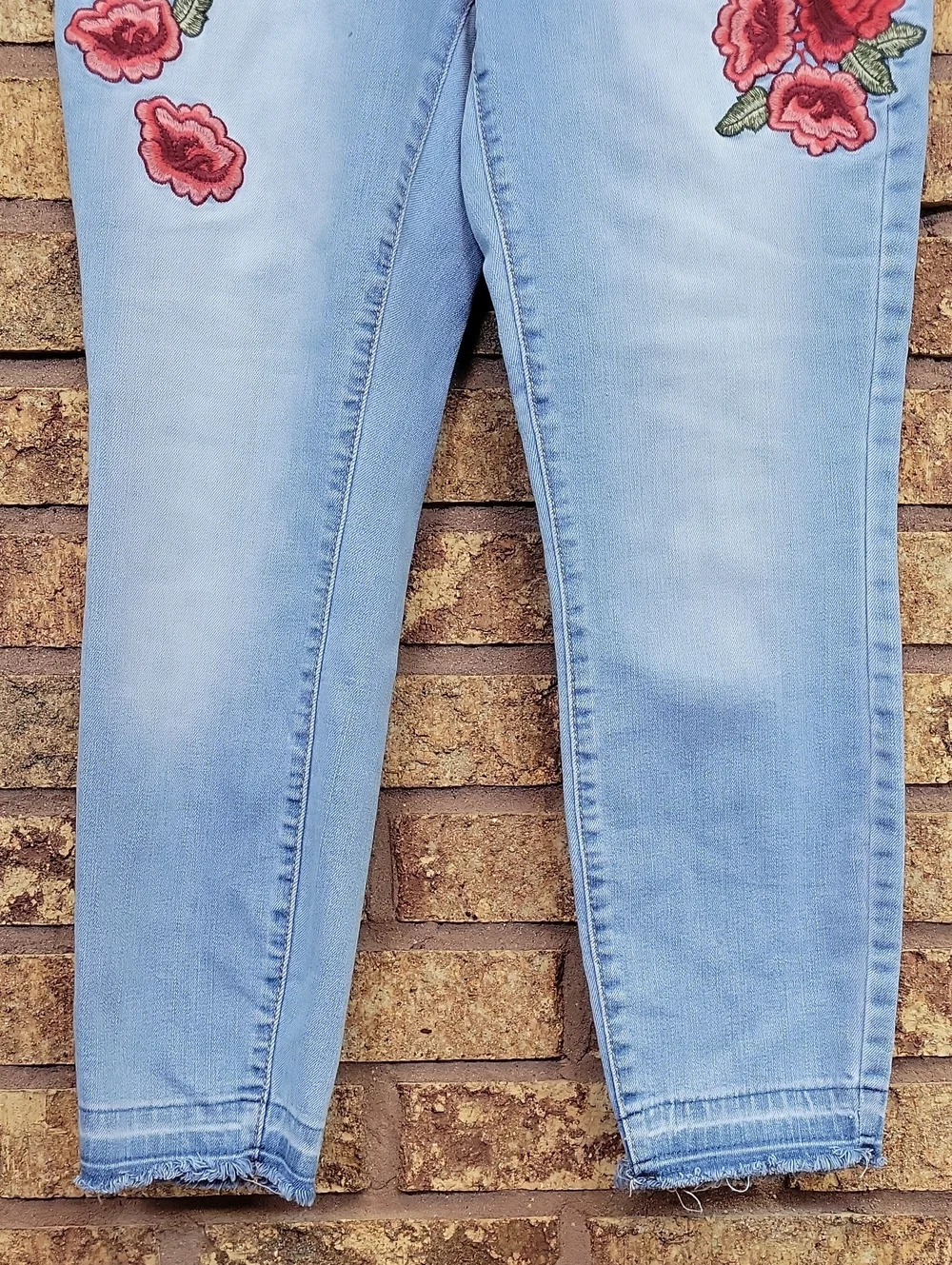 a.n.a Skinny Ankle Floral Embroidery Light Wash Denim Jeans Size 27